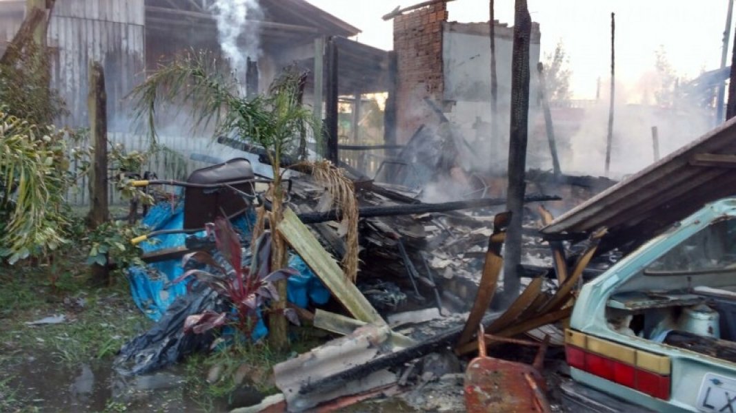 incendio-destroi-residencia-de-madeira-em-balneario-arroio-do-silva-1