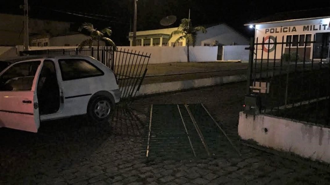 motorista-embriagado-bate-carro-em-quartel-da-pm-em-lauro-muller-1
