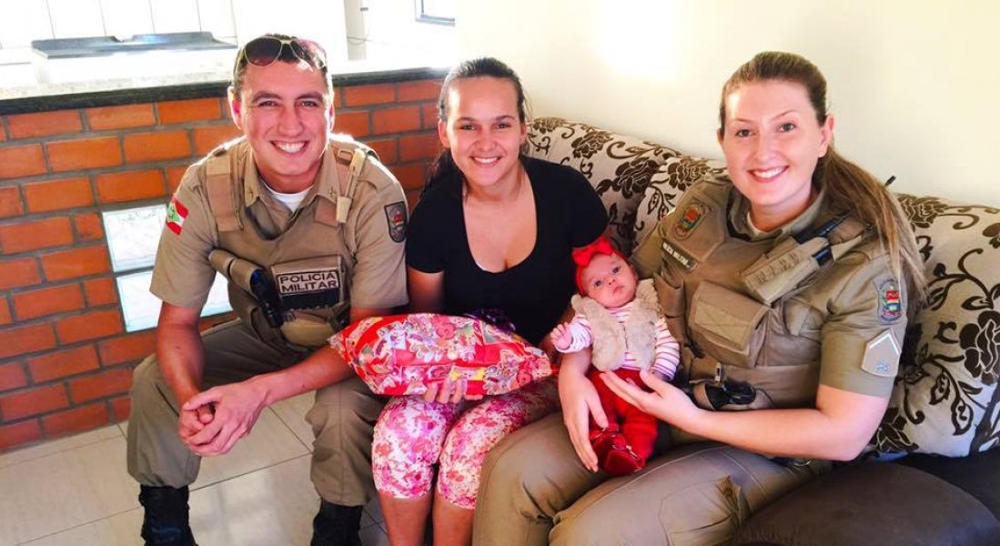 policiais-militares-que-salvaram-bebe-se-reencontram-com-a-familia-1