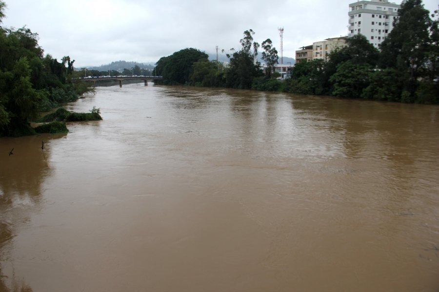 rio-tubarao-transborda-na-regiao-da-madre-1