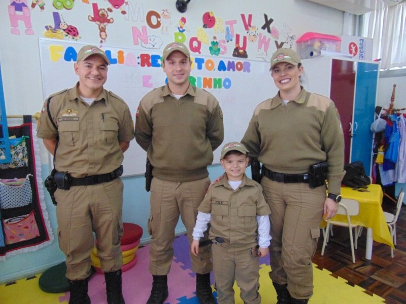 tubarao-menino-de-6-anos-sonha-em-ser-policial-militar-e-recebe-festa-tematica-1