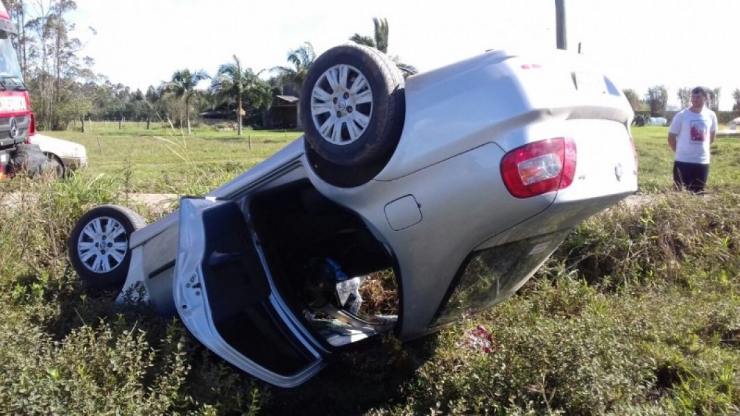 apos-capotamento-criancas-e-motorista-sao-encaminhados-ao-hospital-1