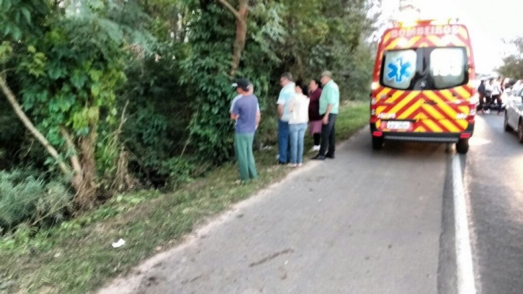 colisao-traseira-causa-capotamento-na-br-101-1
