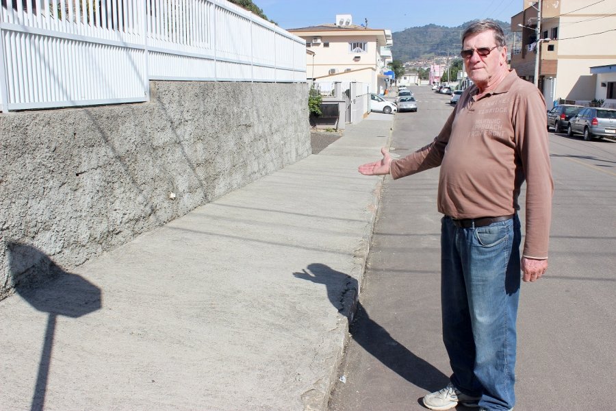 dedicacao-e-cidadania-morador-colabora-com-a-limpeza-do-passeio-publico-1