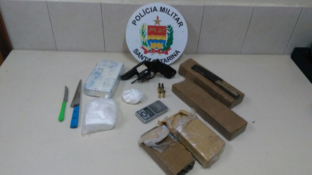 drogas-e-arma-sao-apreendidas-no-bairro-passagem-1
