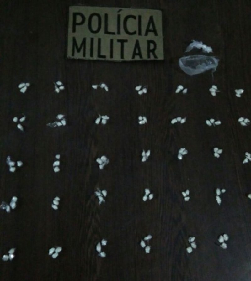 embalagem-com-100-pedras-de-crack-e-encontrada-em-plantacao-de-bananas-1