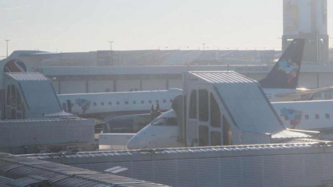 frio-congela-asas-de-avioes-e-atrasa-cinco-voos-em-porto-alegre-1