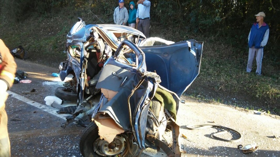 giro-por-sc-mulher-morre-em-acidente-entre-carro-e-dois-caminhoes-1