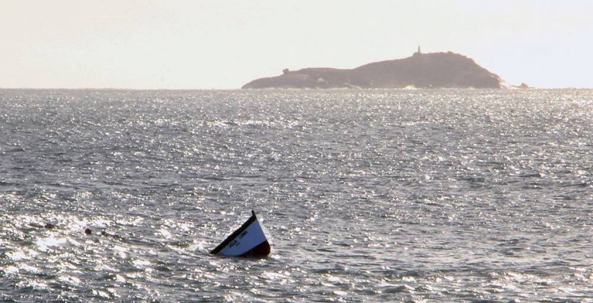 laguna-embarcacao-de-pesca-afunda-e-tripulantes-ficam-a-deriva-1