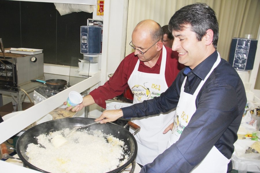lugar-de-homem-e-na-cozinha-acao-angaria-fundos-a-apae-de-tubarao-1