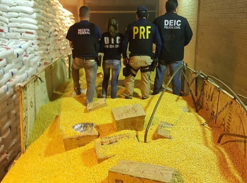 mais-de-uma-tonelada-de-maconha-e-encontrada-em-caminhao-carregado-de-milho-1