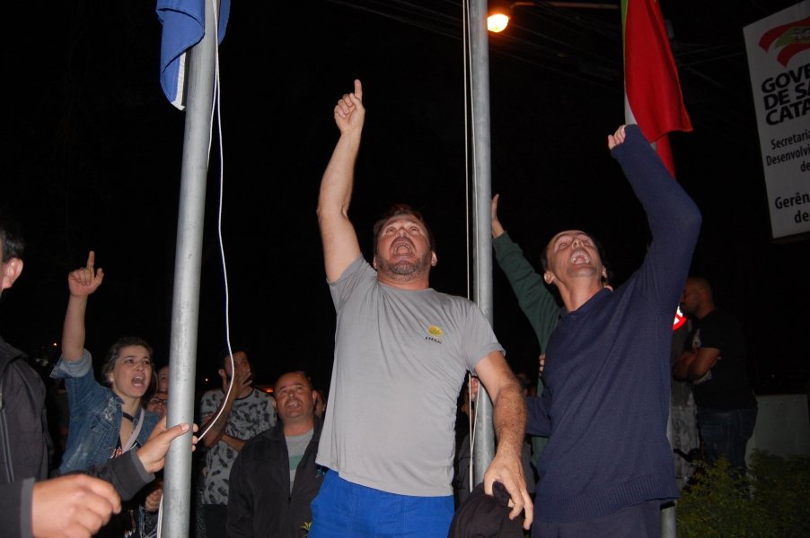 manifestacao-nas-ruas-pais-e-alunos-protestam-contra-saida-de-diretor-1