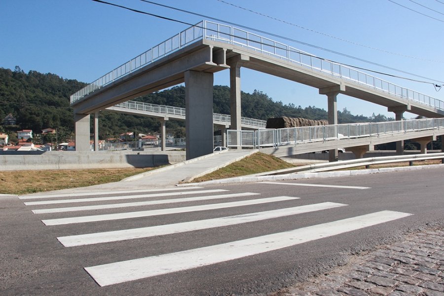 novas-passarelas-mudam-habitos-e-o-cotidiano-de-pedestres-em-tubarao-1