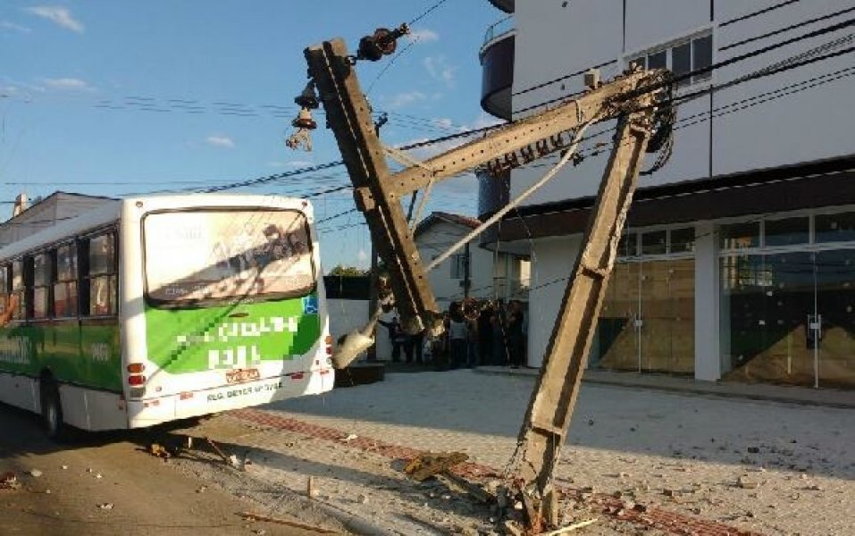 onibus-colide-em-poste-apos-motorista-passar-mal-1