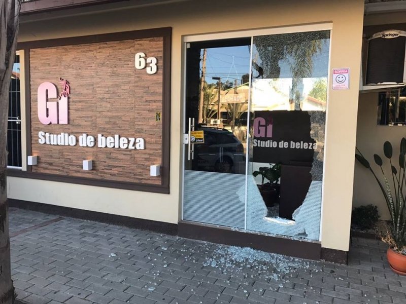 salao-de-beleza-e-alvo-de-arrombamento-seguido-de-furto-em-capivari-de-baixo-1