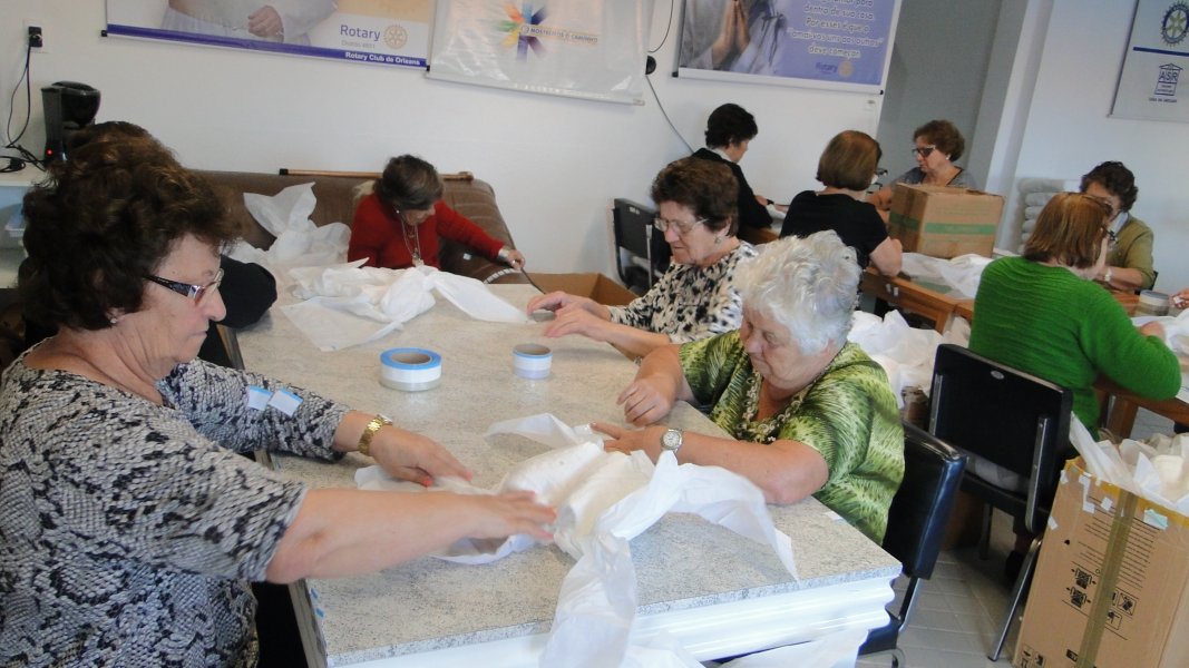 solidariedade-voluntarias-produzem-fraldas-descartaveis-1