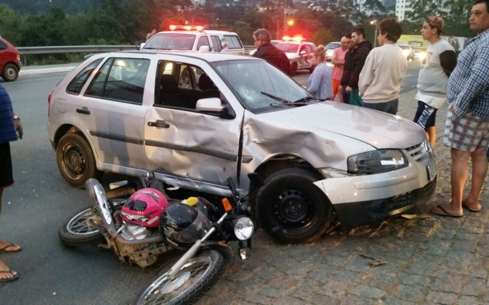 acidente-entre-carro-e-moto-deixa-casal-ferido-em-lauro-muller-1