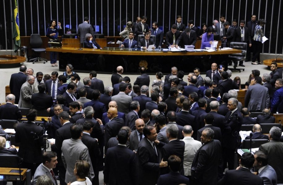 deputados-livram-temer-de-denuncia-por-corrupcao-1