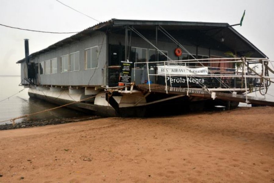 giro-estadual-restaurante-flutuante-encalha-apos-recuo-de-rio-1