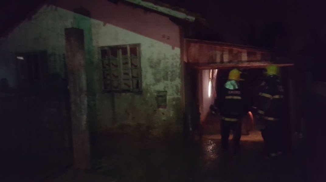 imbituba-idosos-sao-retirados-de-residencia-em-chamas-1