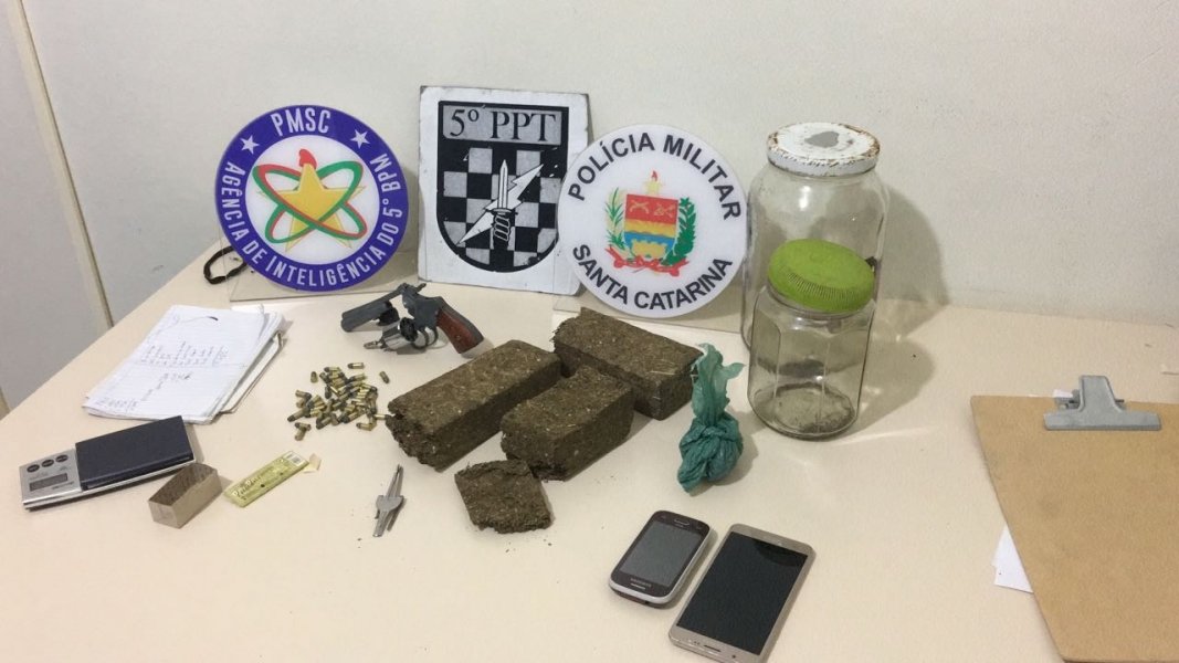 pm-apreende-drogas-e-arma-de-fogo-em-jaguaruna-1