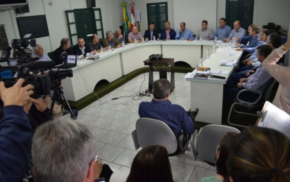 prefeitos-se-reunem-para-tentar-uma-solucao-para-o-fechamento-da-jbs-em-morro-grande-1
