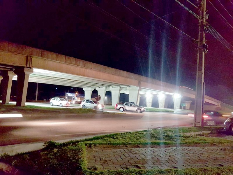 sistema-de-iluminacao-sob-elevados-e-instalado-em-tubarao-1