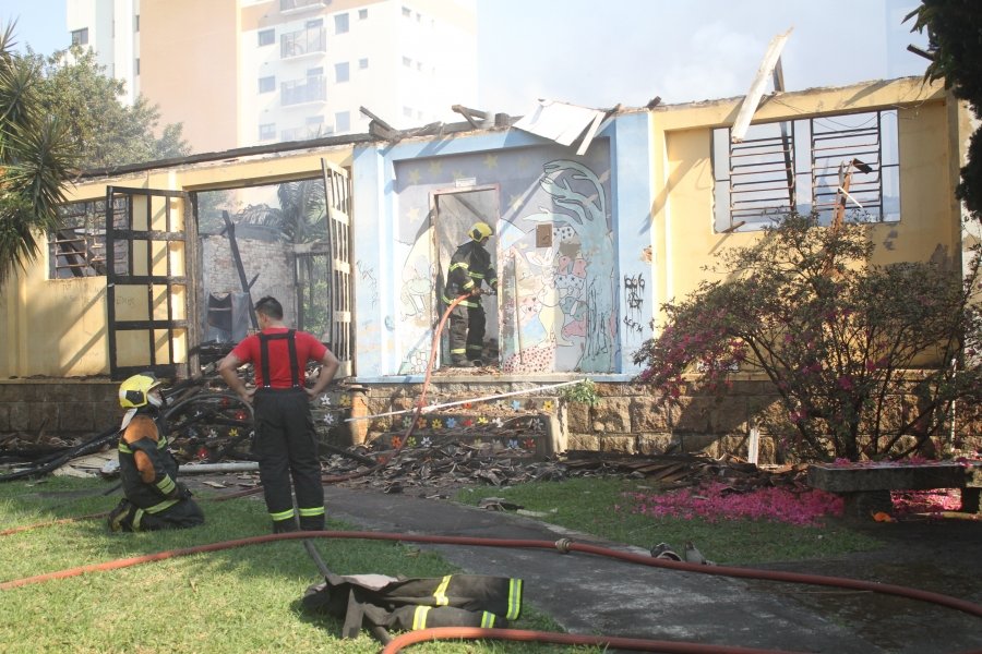 atualizada-incendio-atinge-o-centro-cultural-jorge-zanatta-1