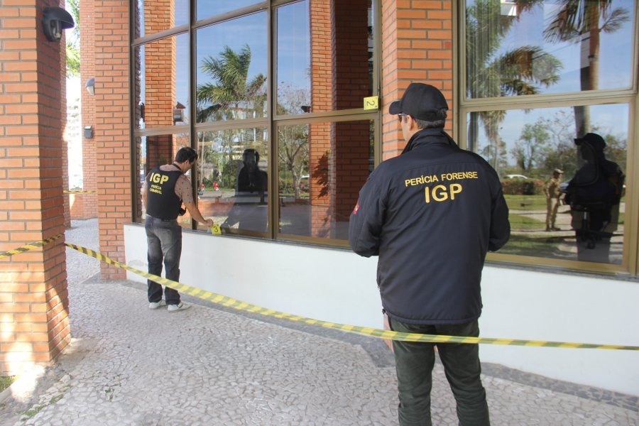 forum-de-tubarao-e-alvo-de-atentado-1