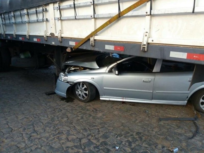 giro-pelo-estado-motorista-morre-apos-carro-entrar-embaixo-de-carreta-1