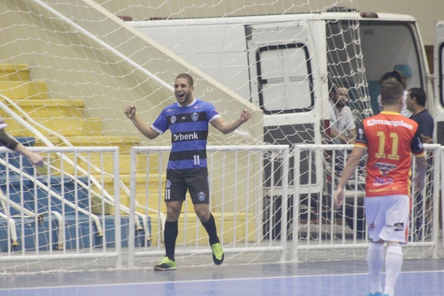 tubarao-vence-o-duelo-contra-o-blumenau-1
