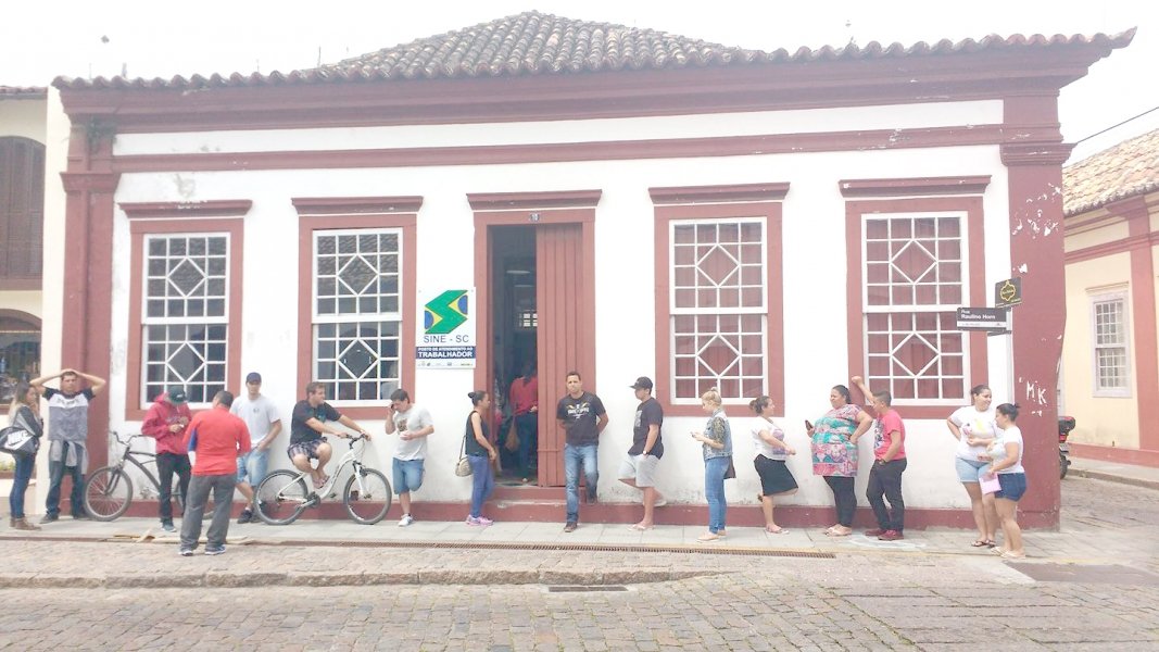 aumenta-procura-por-vagas-temporarias-na-regiao-0 Vagas temporárias atraem trabalhadores ao Sine de Laguna - Elvis Palma/Divulgação /notisul