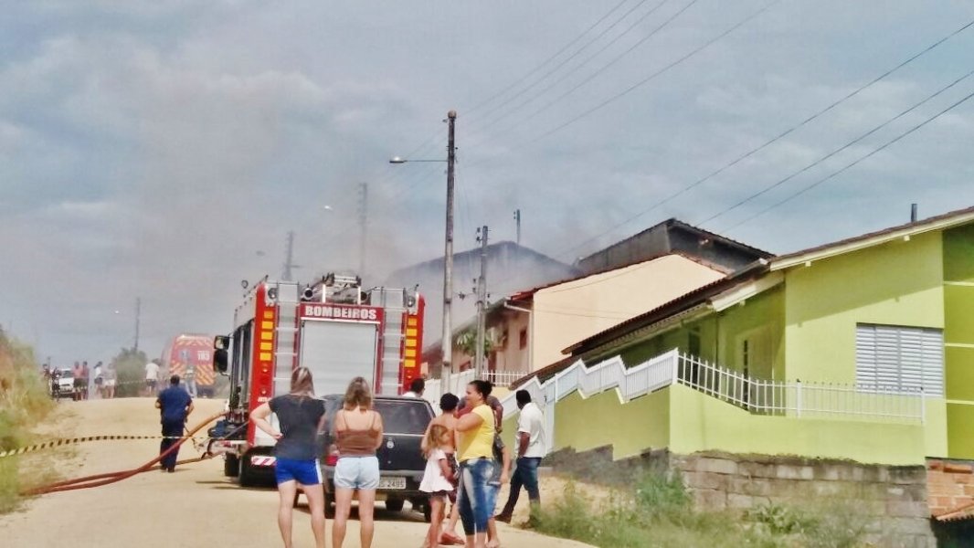 familia-perde-tudo-em-incendio-a-residencia-em-braco-do-norte-1