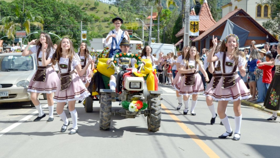 festas-para-celebrar-nossas-raizes-0 Desfile oficial em São Martinho ocorre neste domingo, às 10h, com cerca de 35 grupos, todos em trajes típicos - Foto: Divulgação/notisul