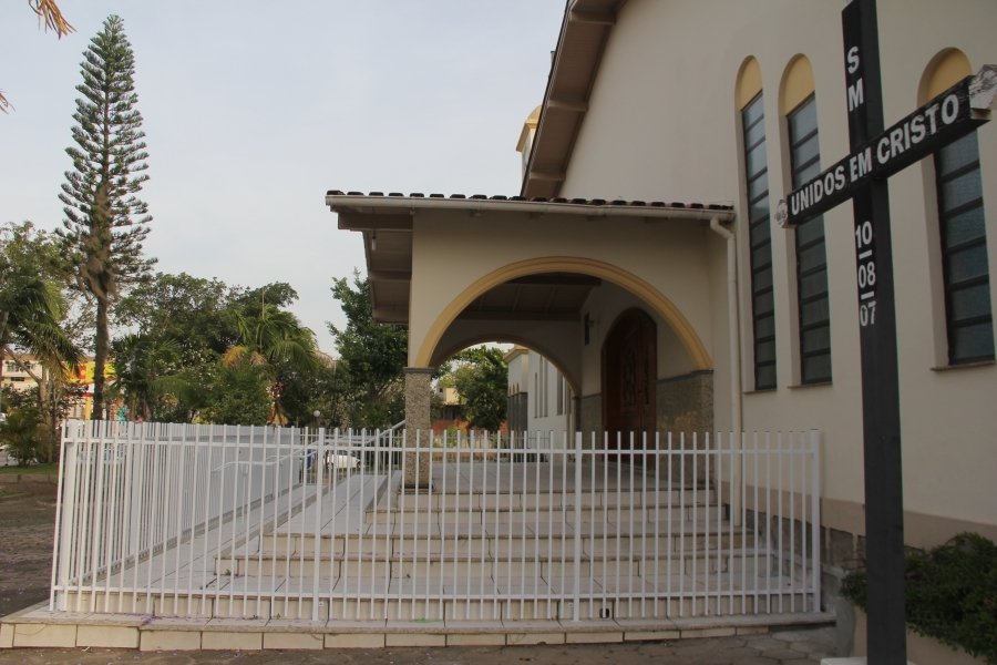 igreja-instala-grades-para-evitar-moradores-de-rua-1