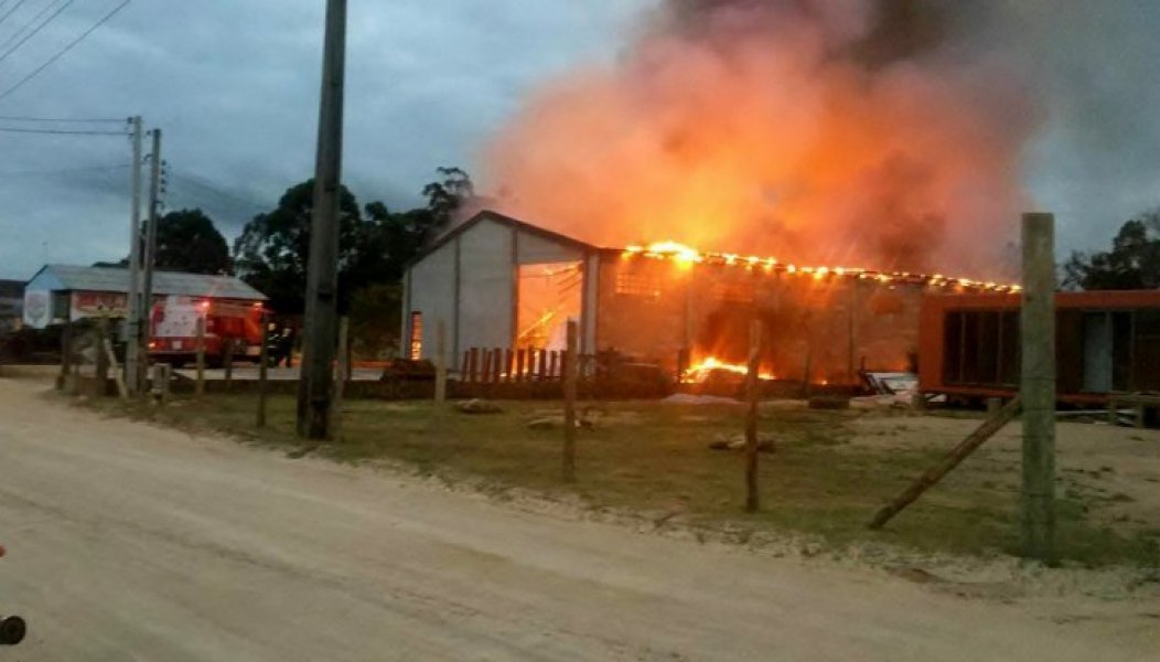 incendio-destroi-galpao-de-madeireira-0
