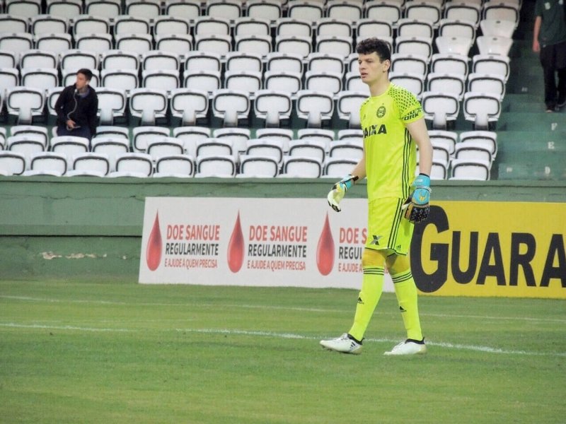jovem-braconortense-e-a-muralha-no-gol-do-coxa-1