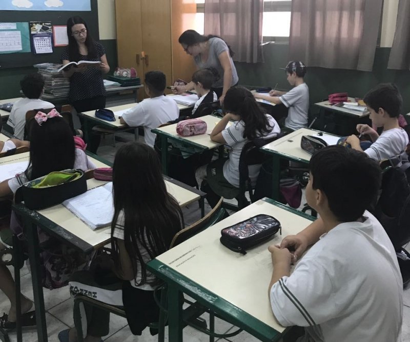 suspensao-da-lei-que-obriga-segundo-professor-preocupa-pais-1