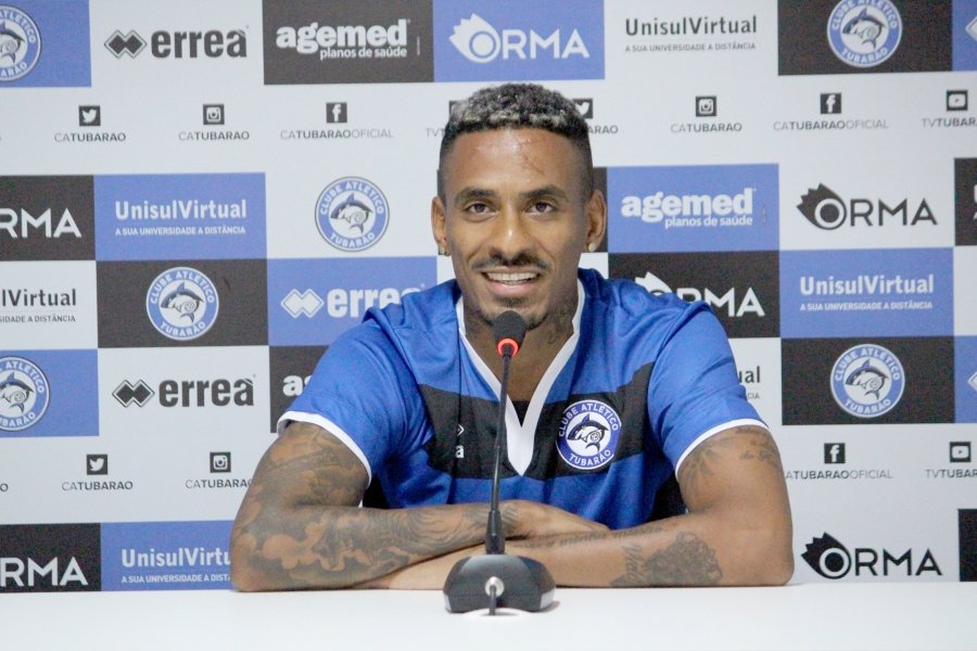 volante-everton-dias-e-apresentado-pelo-peixe-0 Everton, 27 anos, disputou a Série C do Brasileiro deste ano pela Tombense - Foto: Willian Lampert/ATLÉTICO TUBARÃO/divulgação/notisul