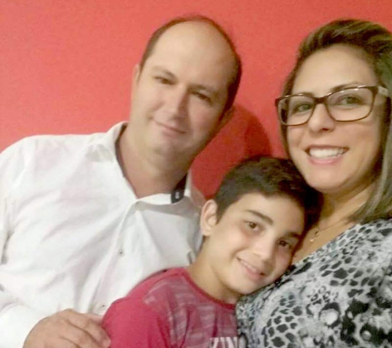 Casal comemora o Dia da Adoção junto ao filho, Ícaro  -  Foto: Arquivo da família/notisul