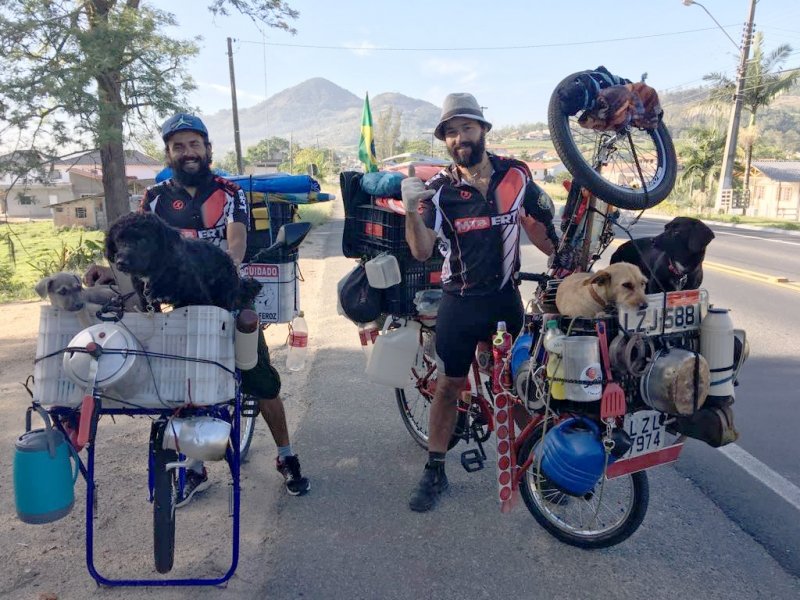 aventureiro-da-bike-retorna-a-braco-do-norte-0 Gilvaci (E) e Jaison seguem viagem ao lado de seus pets - Foto: Nazareno Schmoller Souza/notisul
