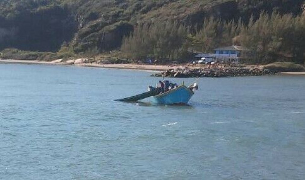 bote-e-canoa-se-chocam-nesta-quinta-em-laguna-1