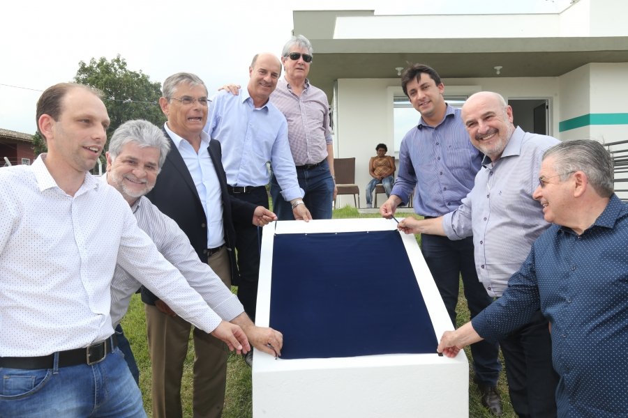 coleta-e-tratamento-de-esgoto-atenderao-quase-50-da-populacao-0 Lideranças locais e estaduais participaram da solenidade de inauguração - Foto: Secom/divulgação/notisul