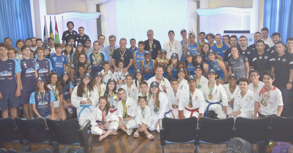 delegacao-que-disputou-nos-jasc-e-homenageada-0 Dezenas de atletas participaram da homenagem na Unisul - Foto: Marcelo Becker/ Decom/PMT/Divulgação/notisul