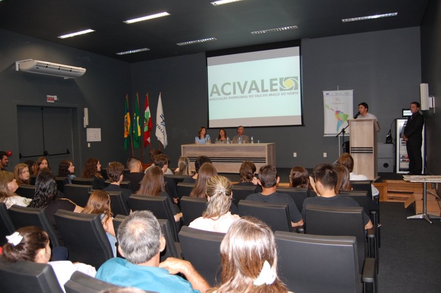 empreendedorismo-e-incentivado-entre-estudantes-0 Cerimônia de formatura foi prestigiada por autoridades e empresários - Foto: Lysiê Santos/notisul