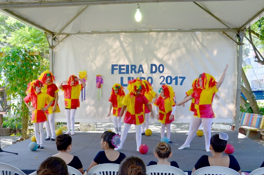 feira-abre-espaco-para-apresentacoes-artisticas-0 Diversos grupos artísticos já passaram pelo palco na praça Sete - Foto: Prefeitura de Tubarão/divulgação/notisul