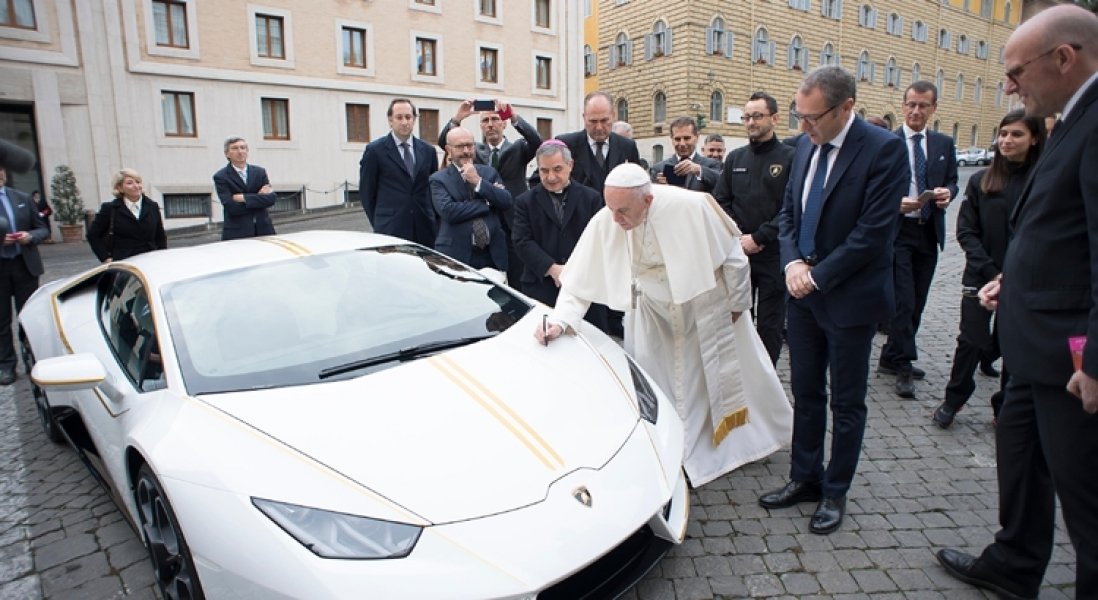 giro-pelo-mundo-papa-ganha-lamborghini-e-decide-leiloa-lo-para-financiar-projetos-sociais-1