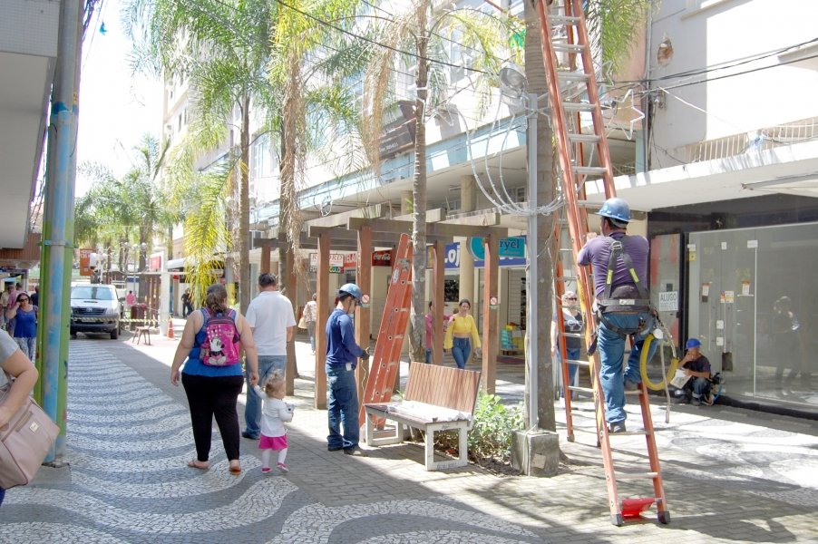 Iluminação natalina está sendo instalada no centro de Tubarão  -  Foto: Lysiê Santos/notisul