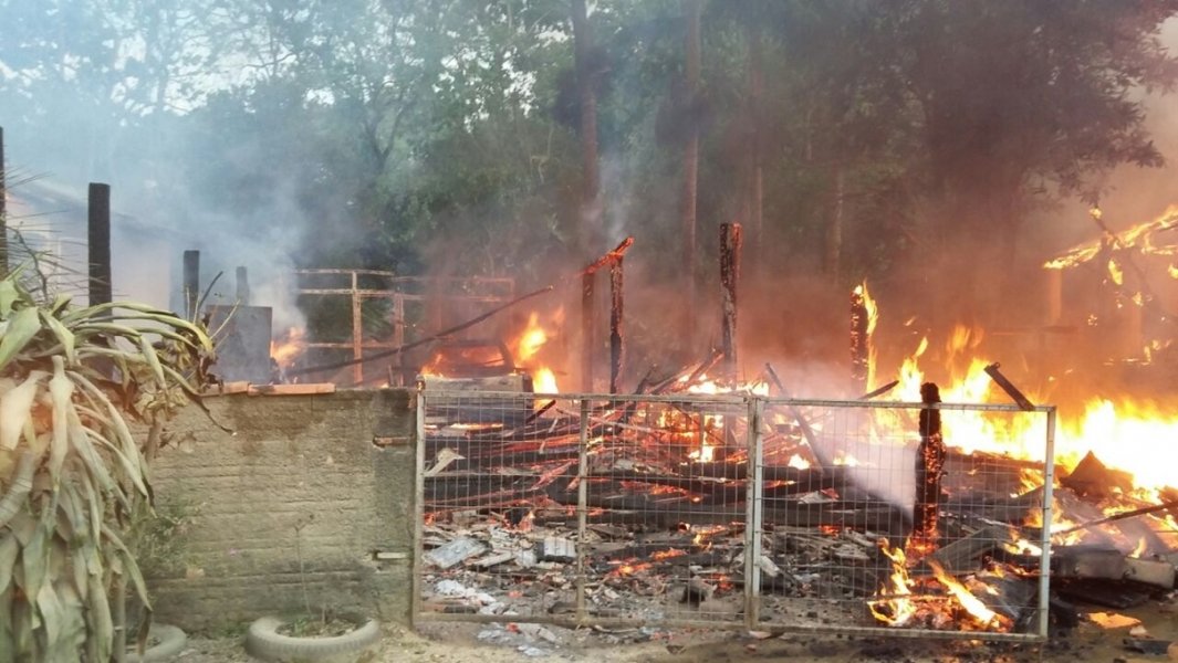 incendio-destroi-deposito-de-reciclagem-e-atinge-duas-casas-1