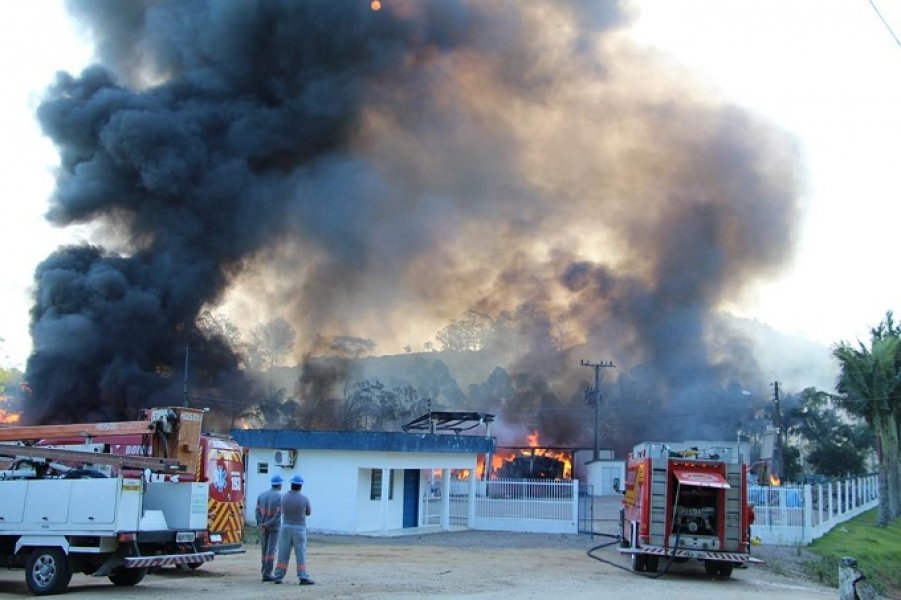incendio-destroi-empresa-de-reciclagem-em-pedras-grandes-0